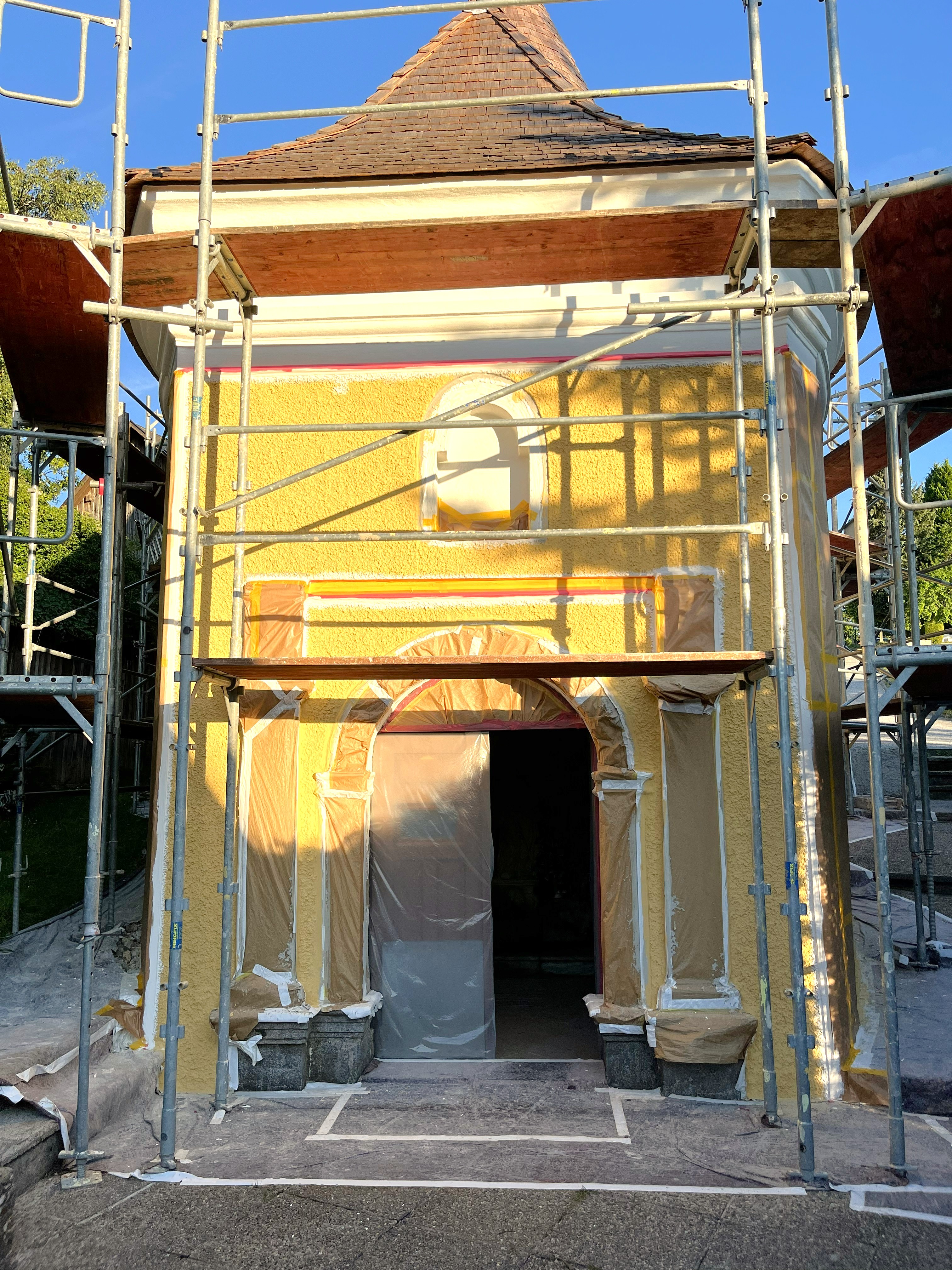 Hochbauobjekt mit Gerüst