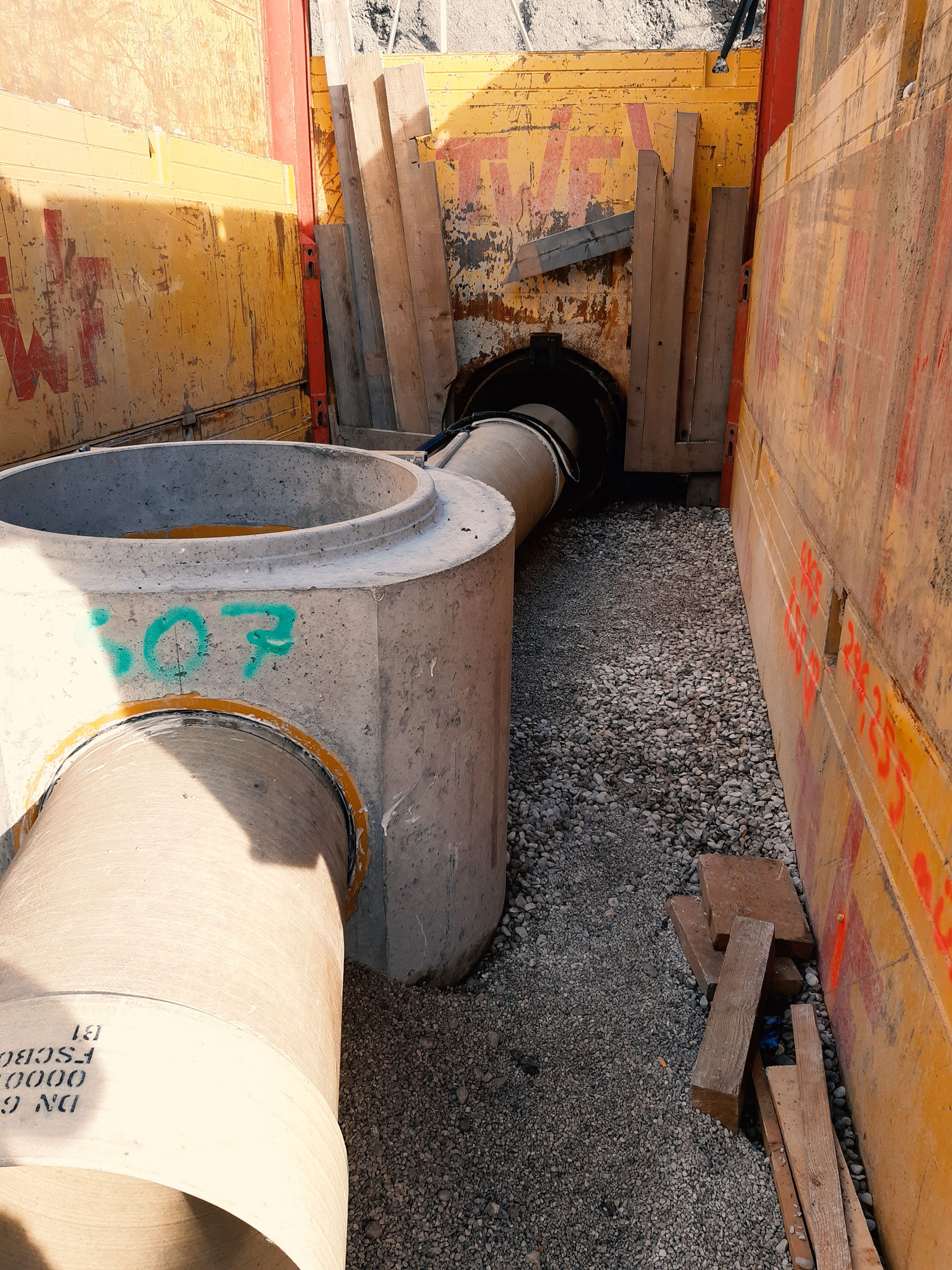 Tiefbauobjekt mit Kanal